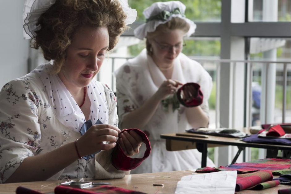Lauren en Peryn zijn aan het werk aan de manchetten