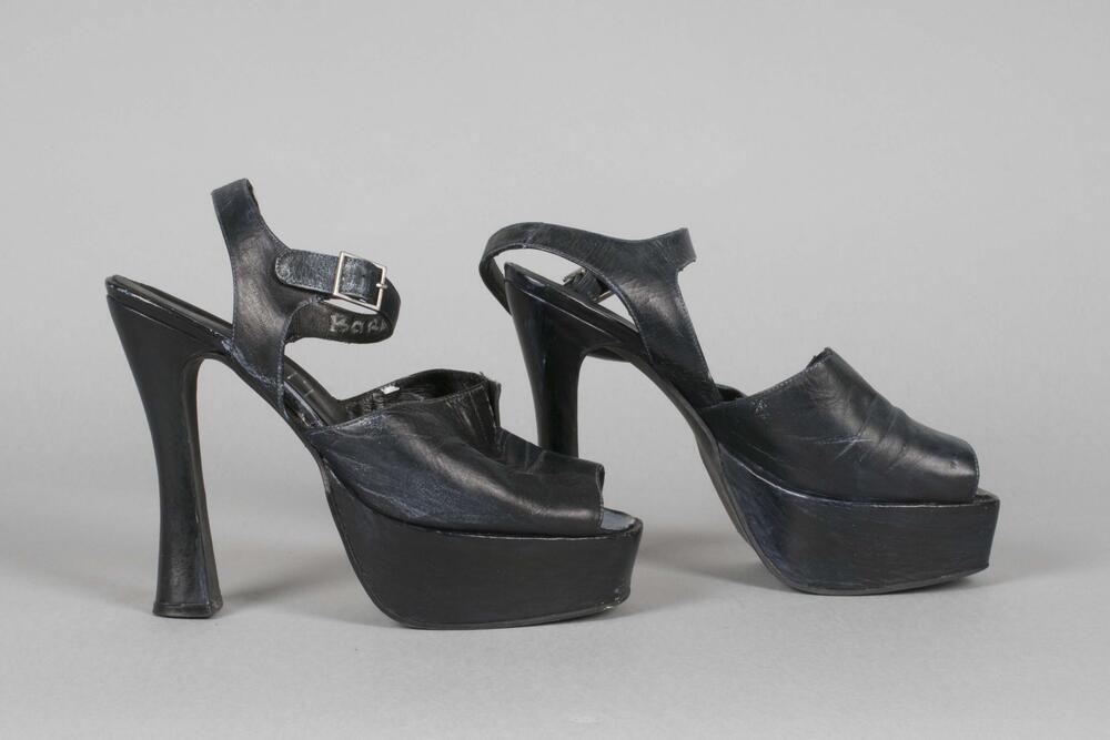 Schoenen gedragen door Barbara Pouwels in Klaagliederen