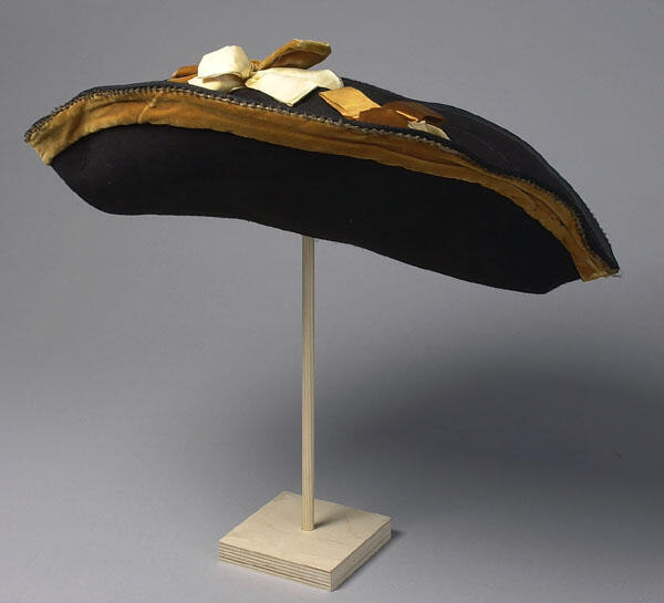 Hoed gedragen door F.L. Vlielander Hein als Harry Willem Bentinck, Earl of Portland in studentenmaskerade te Leiden