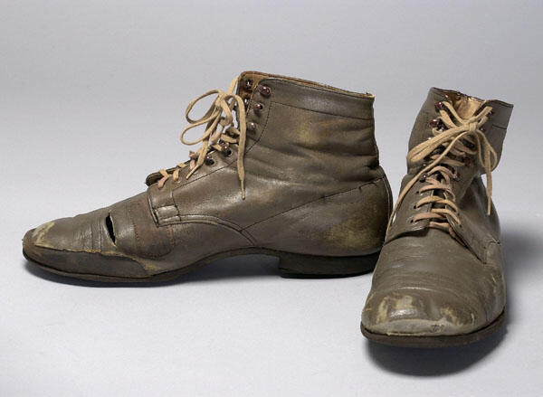 Schoenen gedragen door Hans Dagelet als Kees II in Kees de jongen (Theo Tijssen bewerkt door Gerben Hellinga)