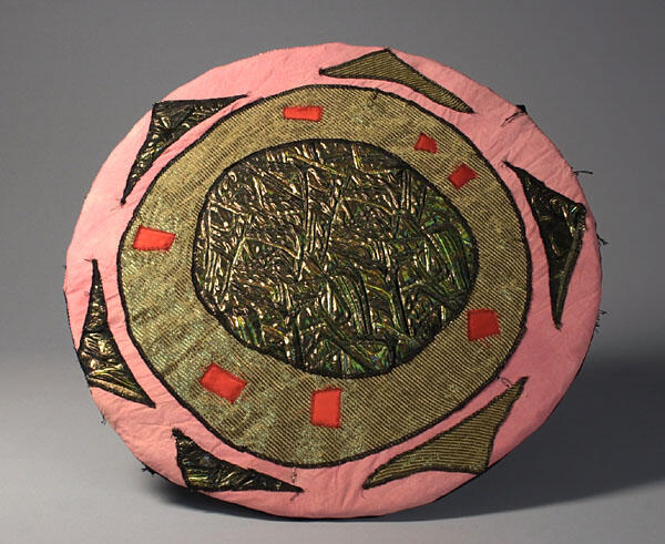 Rond schild gedragen door Lieuwe Visser als Quetzalcoatl in Reconstructie