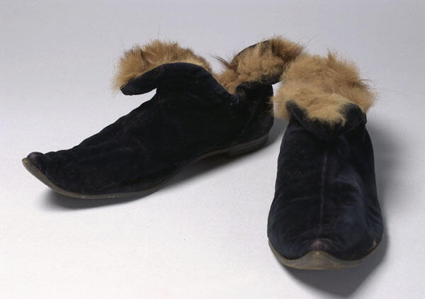 Paar schoenen gedragen in maskerade te Delft