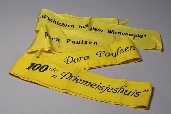 Vier linten gedragen door Dora Paulsen