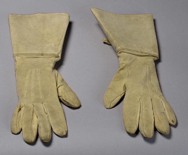 Paar handschoenen gedragen in studentenmaskerade te Leiden