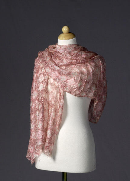 Shawl gedragen door Gertrud Leistikow