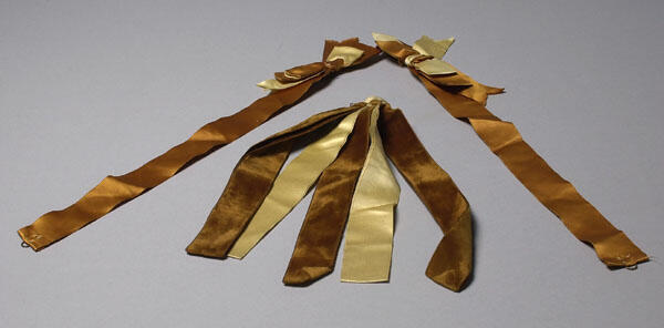 Twee strikken en ornament gedragen door F.L. Vlielander Hein als Harry Willem Bentinck, Earl of Portland in studentenmaskerade te Leiden