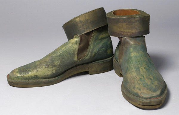 Schoenen gedragen door Carol Lenssen als de bode in de Perzen (Aischylos)