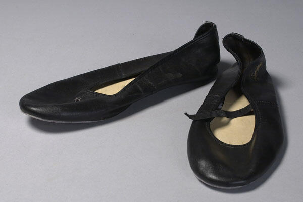 Balletschoenen gedragen door Willem Nijholt als Pierrot in het bal masque-nummer Ten Bate Van uit de musical Foxtrot (Annie M.G. Schmidt)