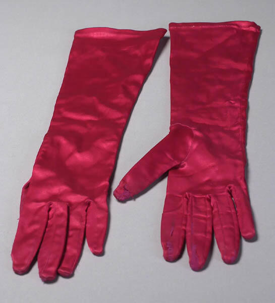Handschoenen gedragen door Georgette Hagedoorn als Cancan-danseres in het bal masque-nummer Ten Bate Van uit de musical Foxtrot (Annie M.G. Schmidt)
