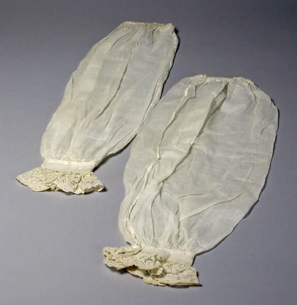 Zes mouwen gedragen door F.L. Vlielander Hein als Harry Willem Bentinck, Earl of Portland in studentenmaskerade te Leiden