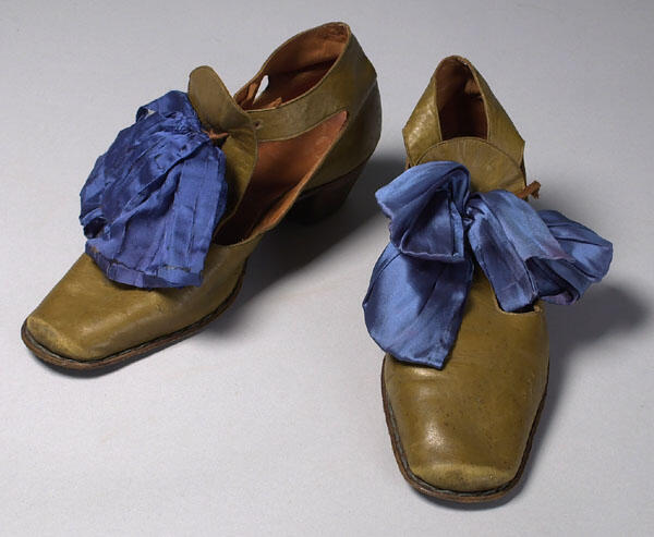 Schoenen in 17e-eeuwse stijl gedragen in studentenmaskerade te Leiden
