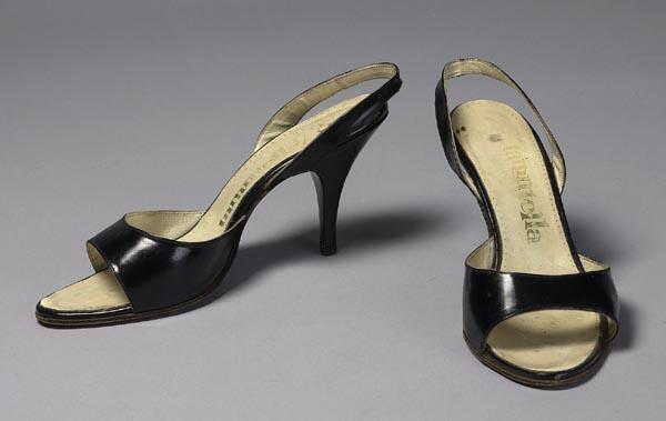 Een paar zwarte schoenen gedragen door Dora Paulsen