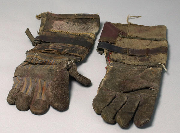 Handschoenen gedragen door Niek Pancras als Agamemnoon in Agamemnon (deel 1 van de Oresteia-trilogie) (Aischylos)