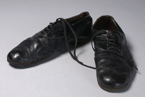 Een paar zwarte leren schoenen met veters.