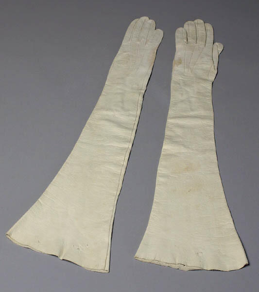 Twee paar handschoenen gedragen door mevr. Theo Mann- Bouwmeester als Madame Sans Gene in Madame Sans Gene van Sardou