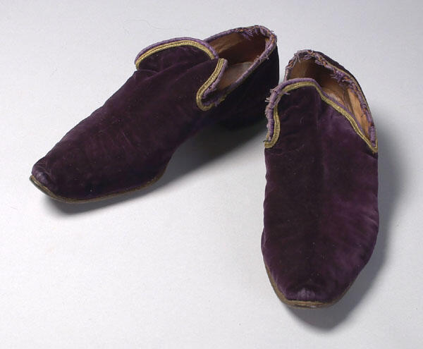 Schoenen in 16e-eeuwse stijl gedragen door een speerruiter in studentenmaskerade te Leiden