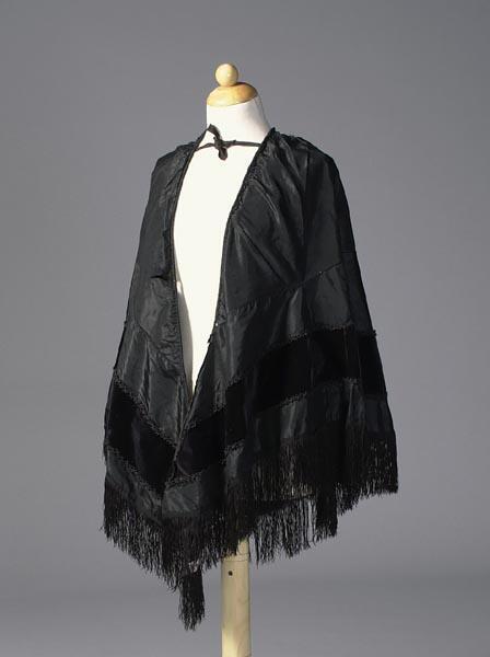 Zwarte shawl gebruikt in studententoneel