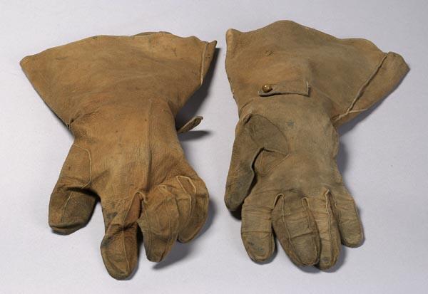 Lichtbruine suède handschoenen gedragen in studentenmaskerade te Leiden