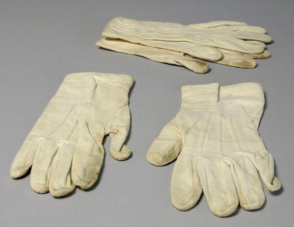 Twee paar handschoenen gedragen door Enny Mols de Leeuwe