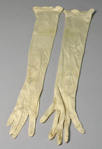 Handschoenen gedragen door Annie Hendrika Brugman als keizerin Maria Louise in Madame Sans Gêne van Sardou