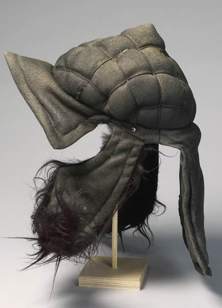 Helm gedragen door Albert Abspoel als 1e Pantserruiter in De Kaukasische Krijtkring (Bertolt Brecht)