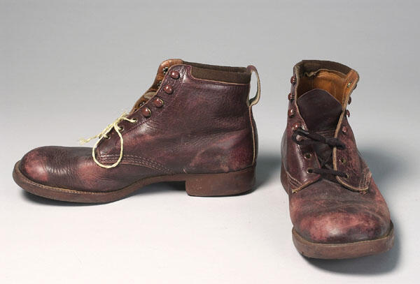 Paar hoge schoenen gedragen door Wim Wama (W van Wageningen) als Hadjememaar in Liefde Is .... Had Je Me Maar! (Beppie Nooy jr. en Dick Nooy)