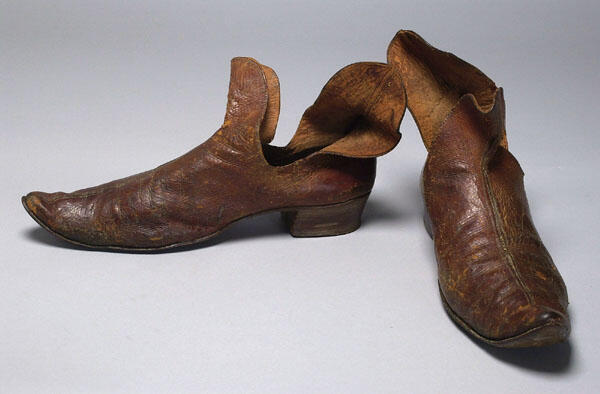Schoenen gedragen door Nelly Elisabeth Oosthout in de oorlog op de Zwarte Avonden uit St. Joan