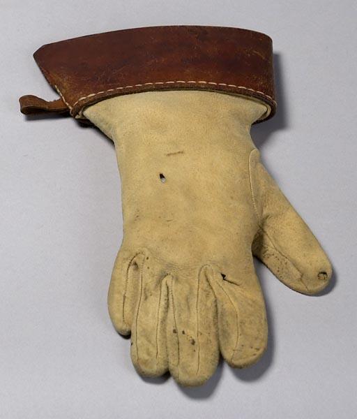 Handschoen gedragen in studentenmaskerade te Leiden