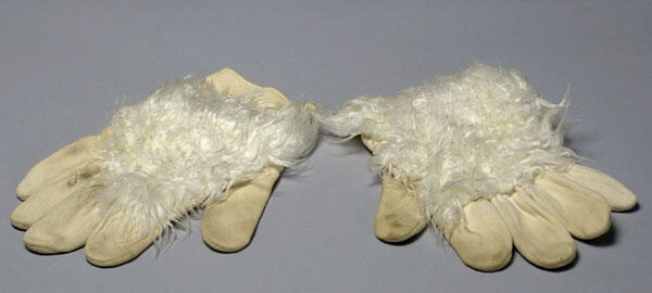 Paar handschoenen gedragen door Herman Lutgerink als de Hond van de Slager in De Wijze Kater (Herman Heijermans)