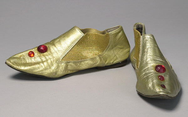 Twee paar schoenen gedragen door Trins Snijders als Elckerlyck in Elckerlyck