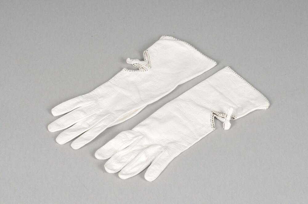 Handschoenen gedragen door Giorgia Milanesi als Prinzessin Natalie von Oranien in Der prinz von Homburg