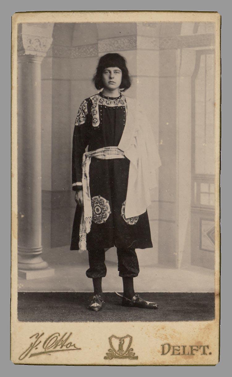 Foto van een kostuumontwerp voor de groep van Graaf Floris in de studentenoptocht ter gelegenheid van het 70e lustrum van de Leidsche Hooge School