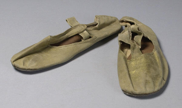 Balletschoenen gedragen door A. Coronel als acrobaat