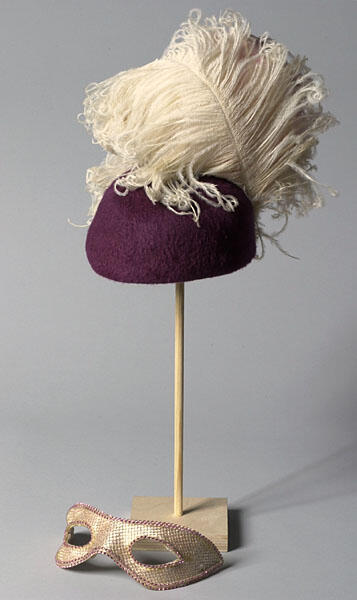 Oogmasker gedragen door Gerrie van der Klei als Pierrette in het bal-masqué-nummer Ten Bate Vanuit de musical Foxtrot (Annie M.G. Schmidt)