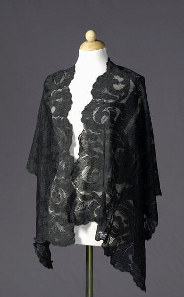 Shawl gedragen door Gertrud Leistikow