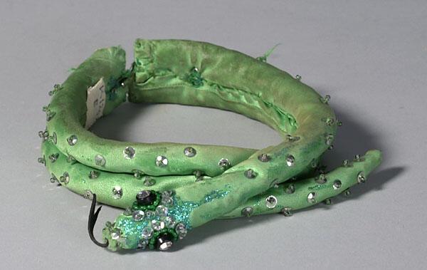 Armband gedragen door Conny Stuart als kwade fee in de musical En nu naar bed van Annie M.G. Schmidt
