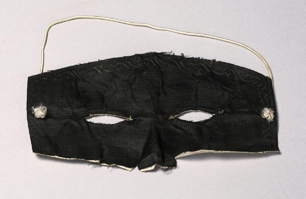 Oogmasker in 16e-eeuwse stijl gedragen door een speerruiter in studentenmaskerade te Leiden