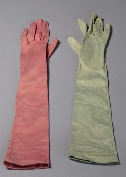 Lange handschoenen gedragen door Ingrid Valerius als ijsco in de show à la Carte van Wim Sonneveld
