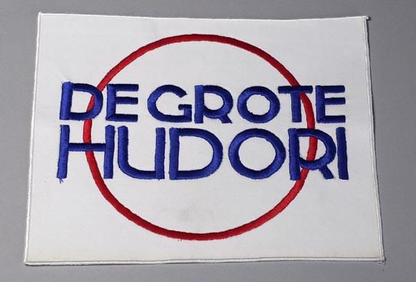 Geborduurde applicatie gedragen door Freek de Jonge als de grote Hudori in Neerlands Hoop Code van Freek de Jonge en Bram Vermeulen.
