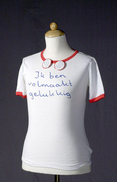 T-shirt en button's uitgereikt bij de plaatpromotie van Ik ben volmaakt gelukkig, Freek de Jonge en Bram Vermeulen