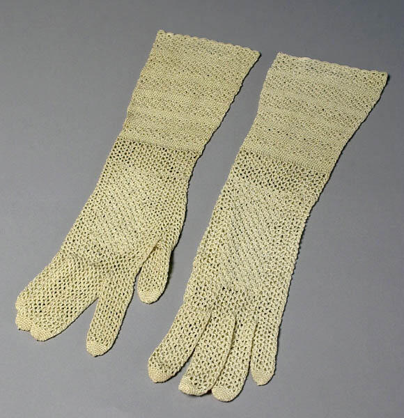 Handschoenen gedragen door Annie Hendrika Brugman als keizerin Maria Louise in Madame Sans Gêne van Sardou