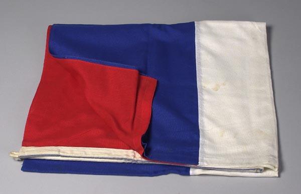 Vlag gebruikt in Plankenkoorts uit Neerlands hoop in bange dagen van Freek de Jonge en Bram Veremeulen