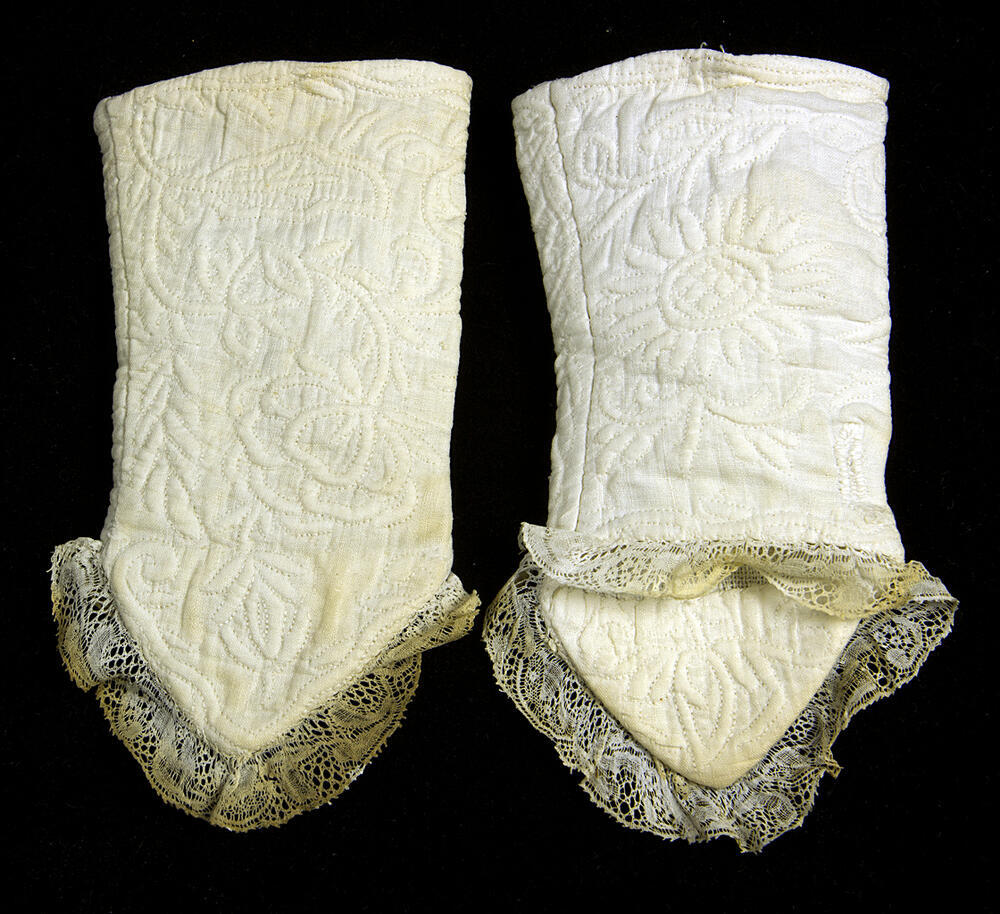 Twee baby-mitaines of mouwtjes met Zaans stikwerk