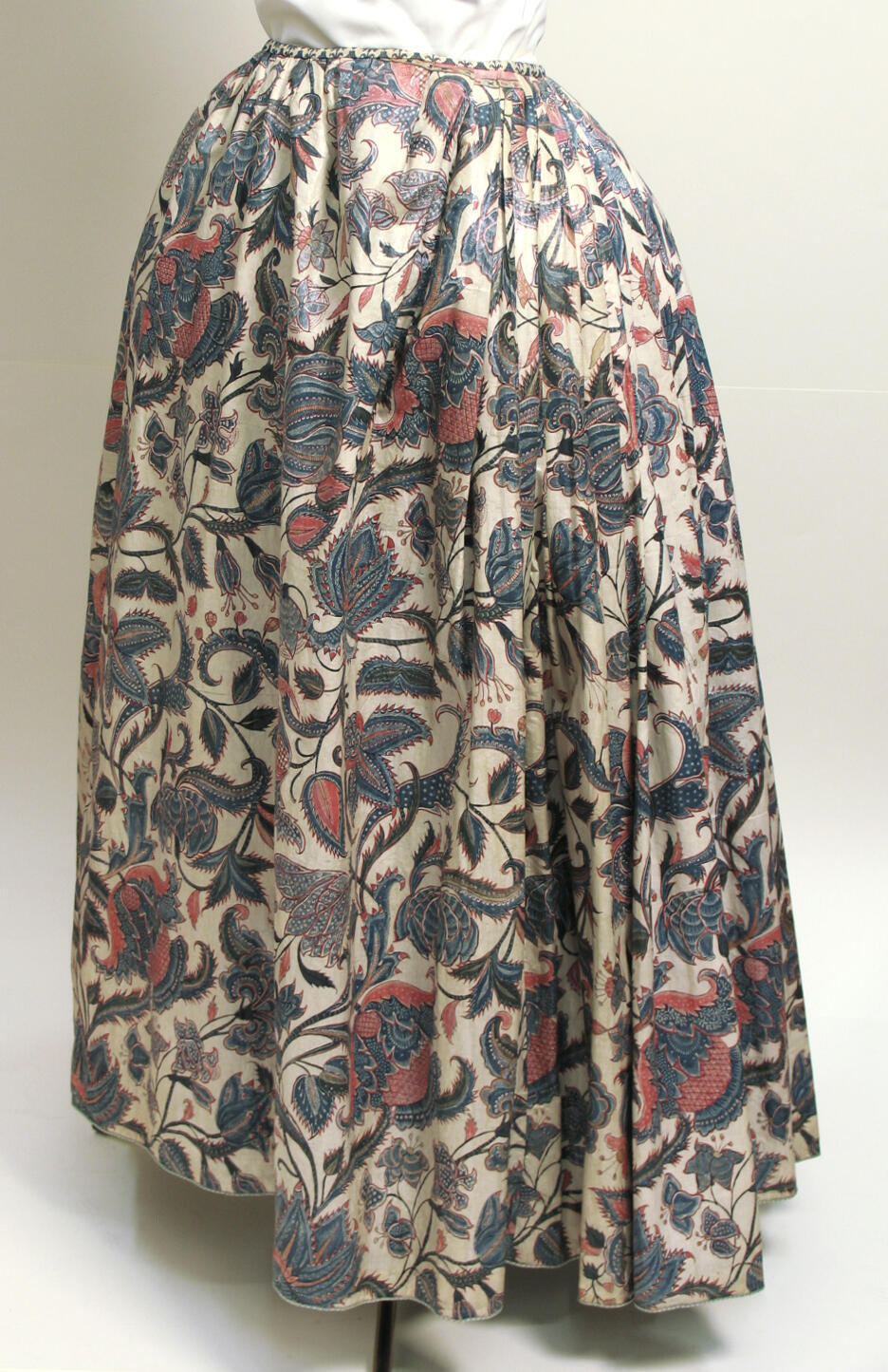 Wijd model rok of wagd  met florale motieven in blauw, rood, geel en zwart