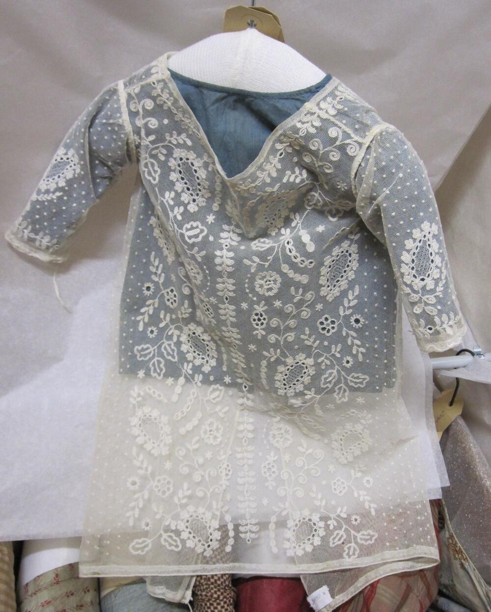 Jak voor een baby van blauw katoen en een jak van witte tule