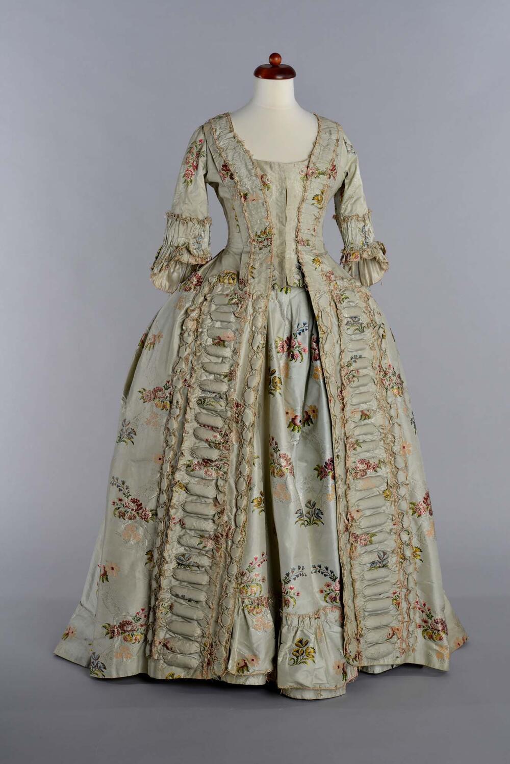 Blauwgrijze robe à la Française van gebrocheerde zijde