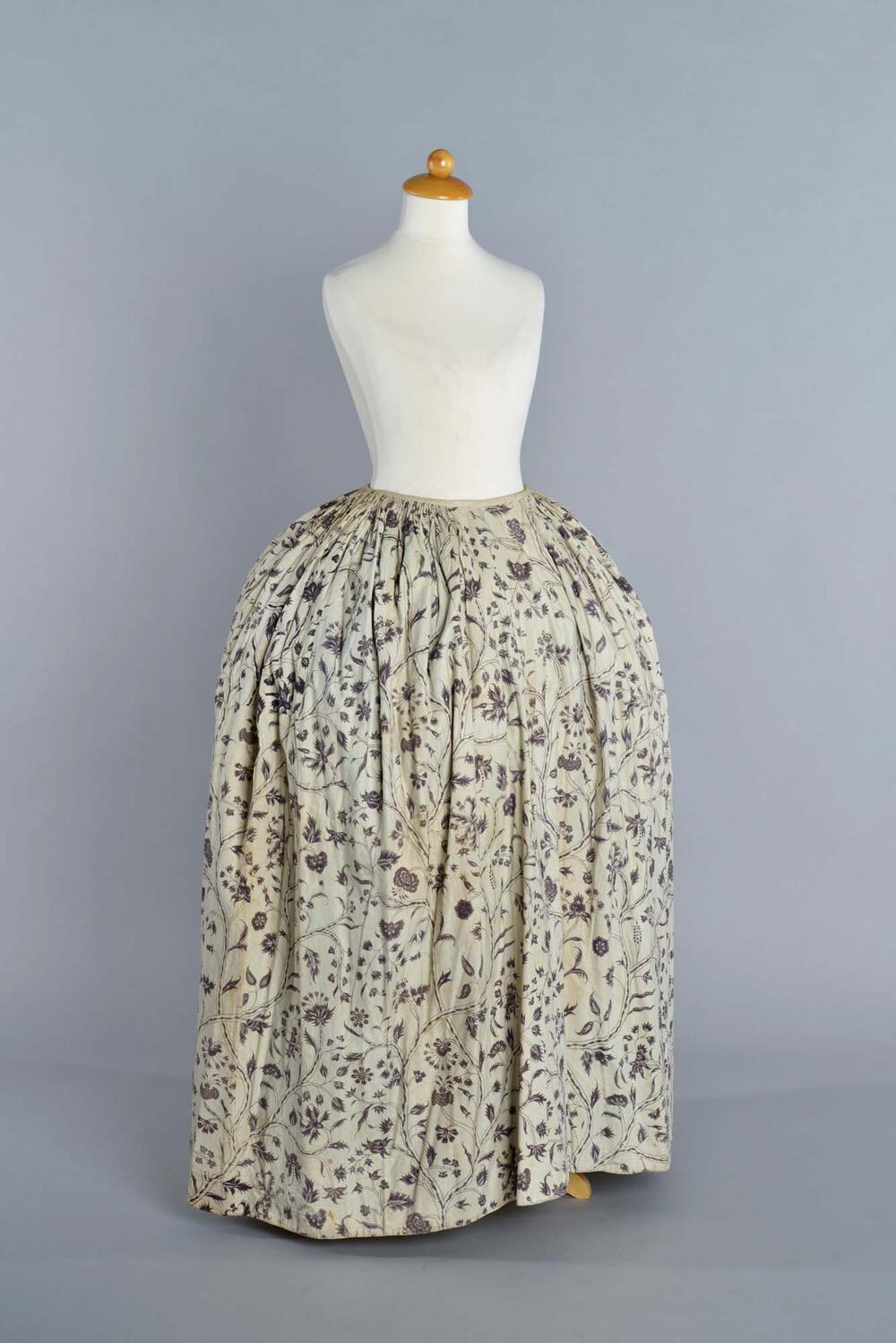 Rok wit met paarse bloemen bedrukt.