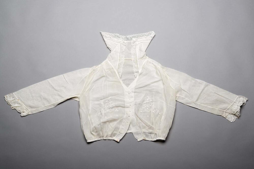 Witte damesblouse met open naaiwerk en doorstoppen