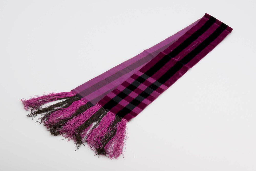 Ceintuur gekleurd met magenta aniline 