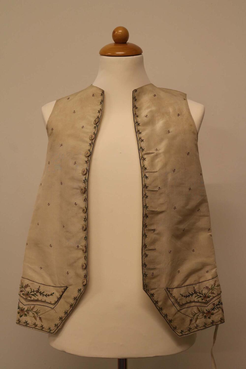 mouwloos vest; geborduurde voorpanden